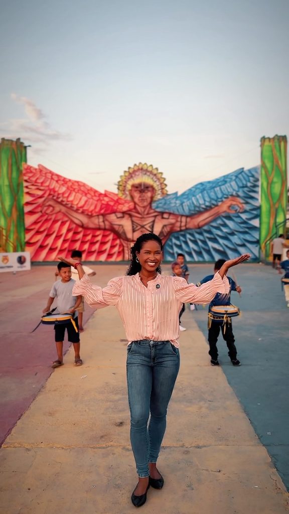 Moça mostrando o Concurso de Fanfarras 2026 em Tabatinga: Celebração da Cultura Local