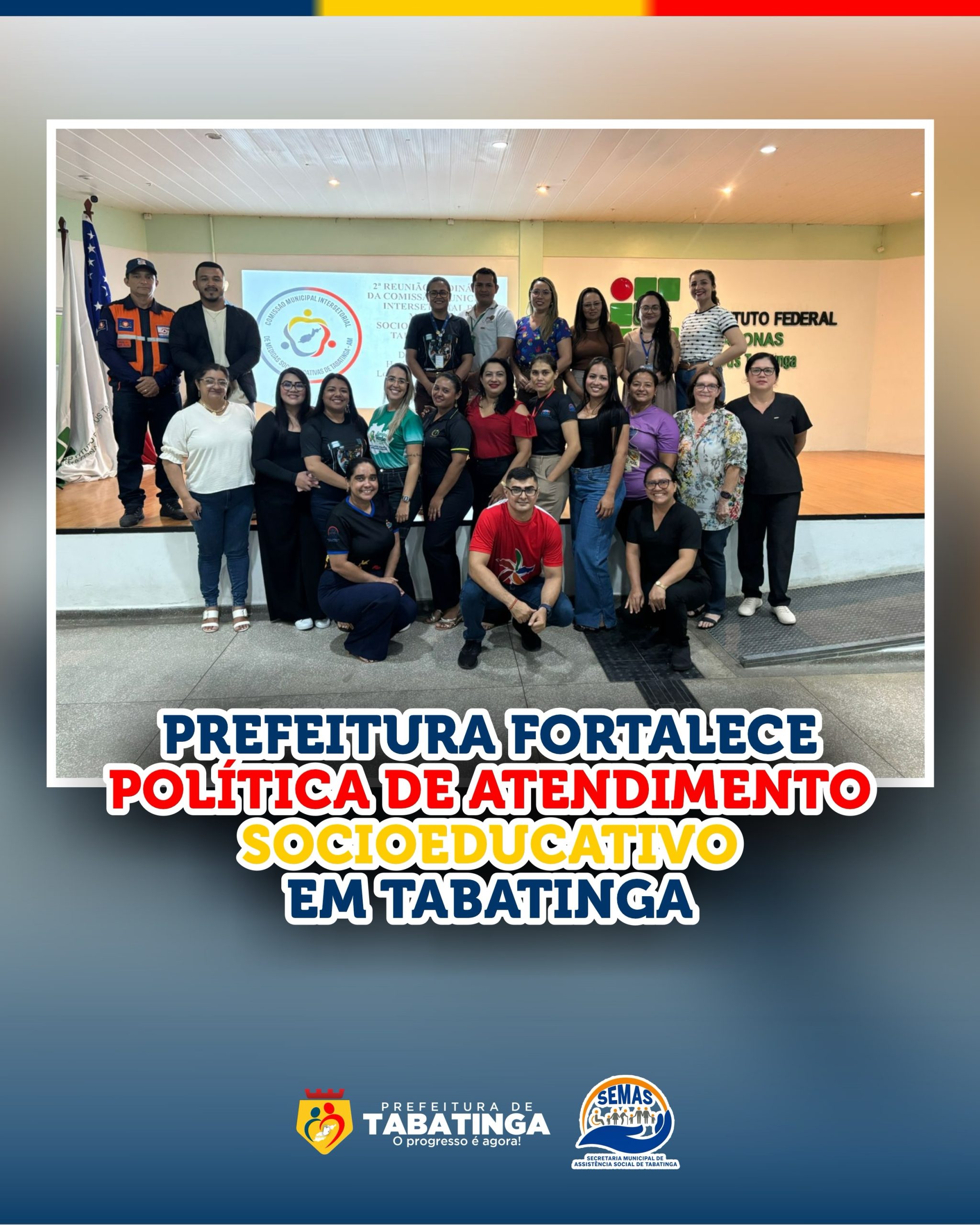 Grupo de pessoas na prefeitura de Tabatinga com banner de política de atendimento social.