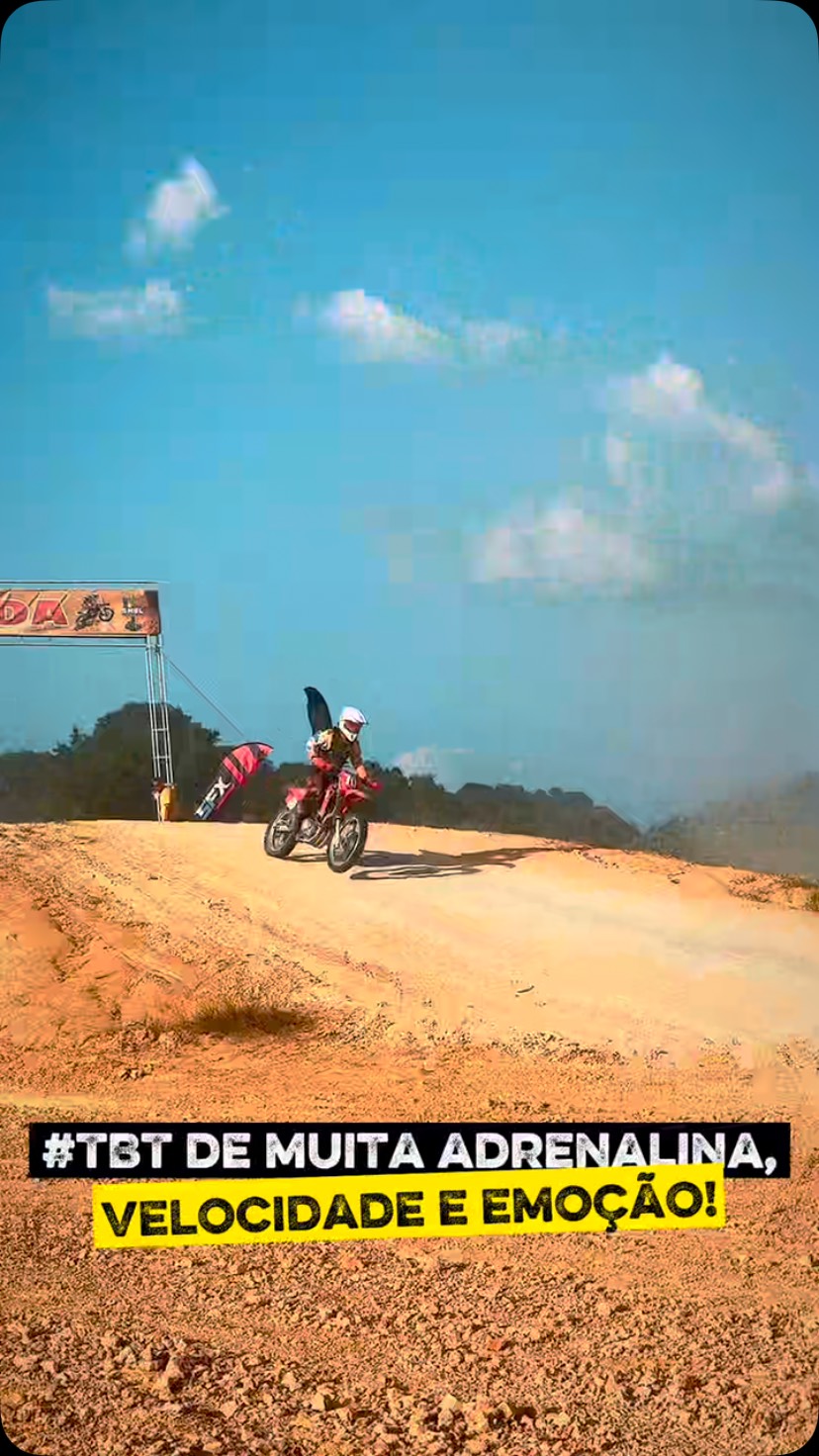 Motociclista em trilha de terra na cidade de Tabatinga.
